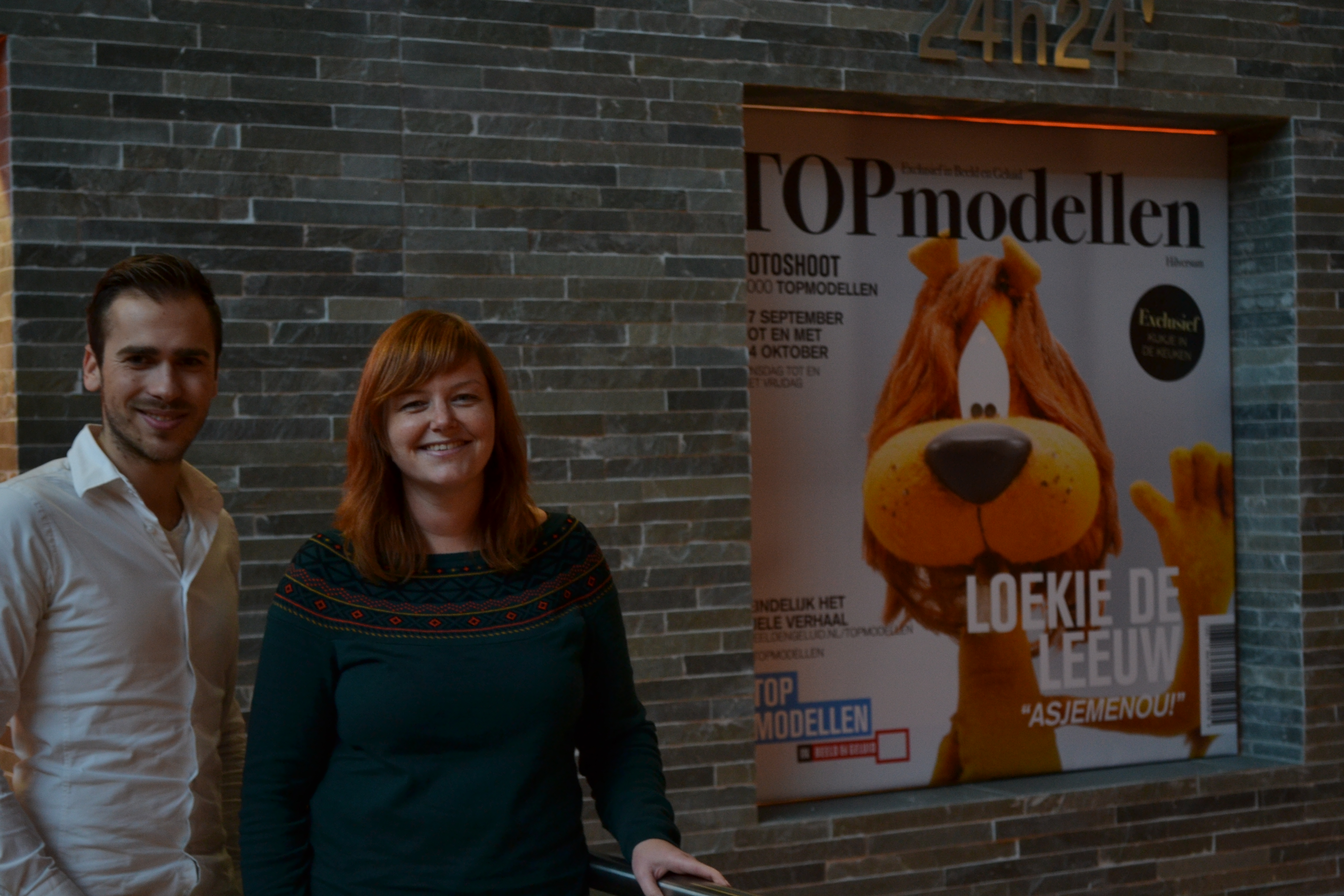 Jorrit en Maaike voor een poster van Loeki de Leeuw