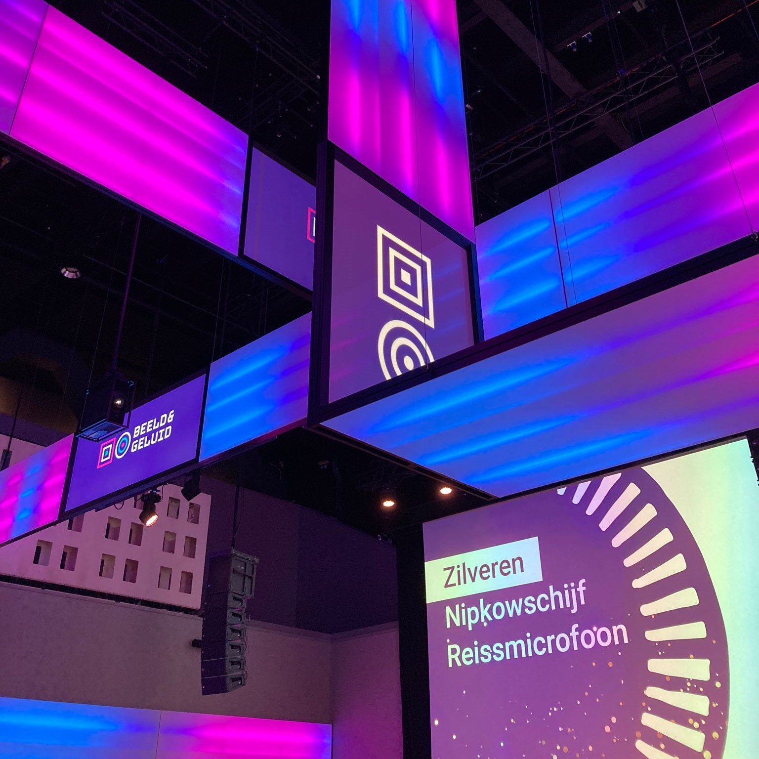 Detailfoto van de schermen van de mediareactor in onze museumzaal met nog een hoekje van het grote scherm met de tekst 'Zilveren Nipkovschijf Reissmicrofoon en het logo van Beeld & Geluid