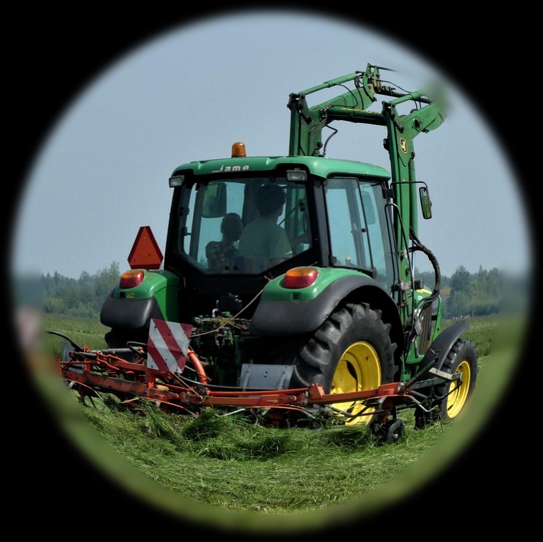 Blik door een camera van een boer op een traktor