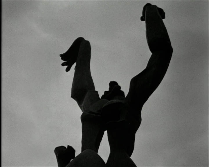 Decoratief: standbeeld herdenking bombardement Rotterdam