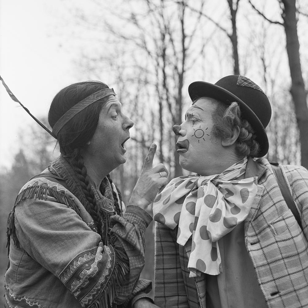 Kluk-Kluk en Pipo de Clown op een zwart-wit foto