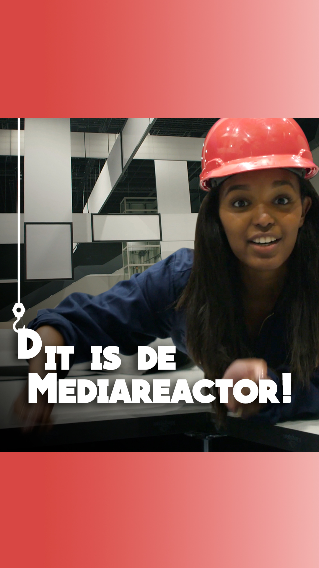 thumbnail van aflevering 10 van Wauw van de bouw met Sosha in een overall en rode bouwhelm en op de achtergrond allemaal schermen die in een soort van stroken alle kanten op gaan: de mediareactor.