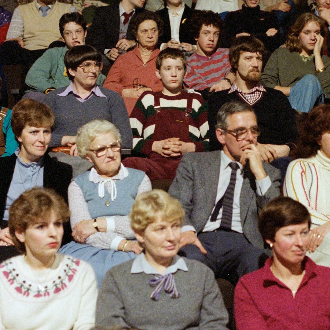 Archieffoto: publieksshot uit Mies met een vol studiopubliek; jong en oud, alles zit door elkaar uit 1981.