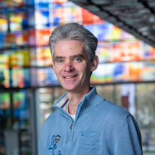 Cor van Veen voor de gekleurde ramen van Beeld & Geluid