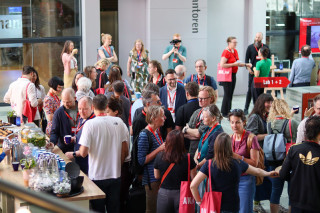 Mensen in een ruimte op conferentie