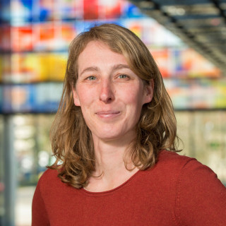 Annelies Cordes voor de gekleurde ramen van Beeld & Geluid