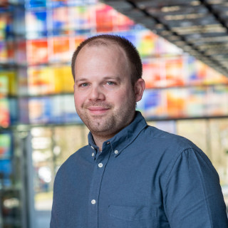 Arnoud Goos voor de gekleurde ramen van Beeld & Geluid