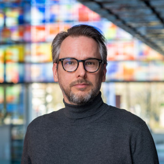 Bart van der Linden voor de gekleurde ramen van Beeld & Geluid