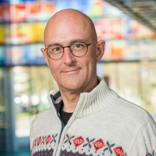 Erwin Voorhaar voor de gekleurde glazen ramen van Beeld & Geluid