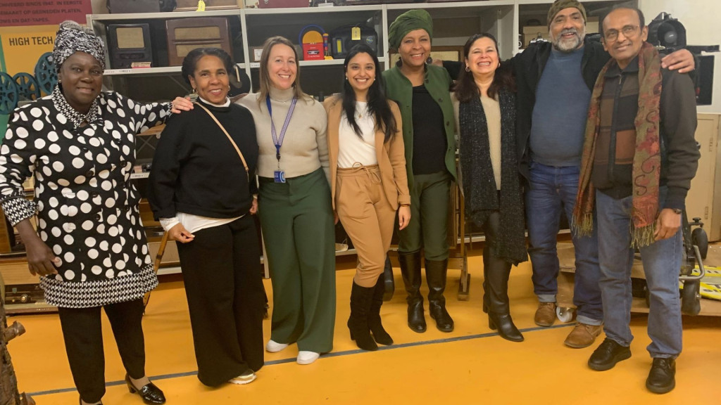 Groep mensen die gearmd staan 