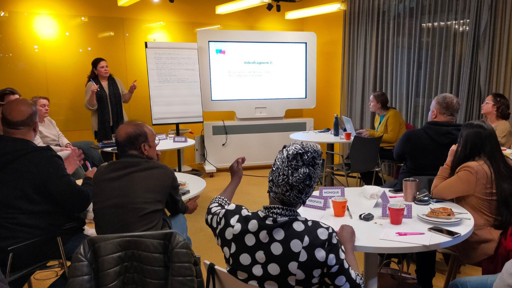 mensen in een ruimte luistere naar een presentatie 