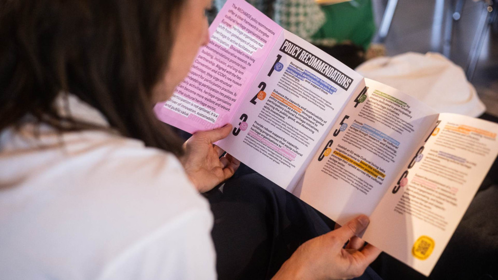 Mens op de rug die een folder heeft opengeslagen