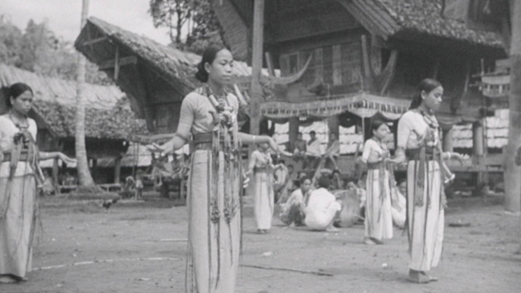 zwart wit foto van dansende vrouwen 