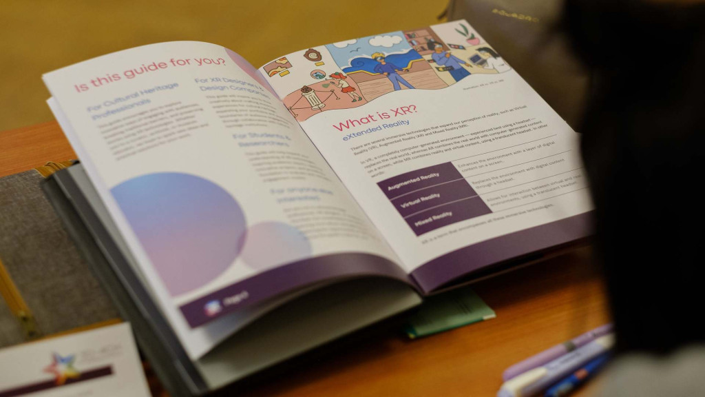 Boekje open op een tafel