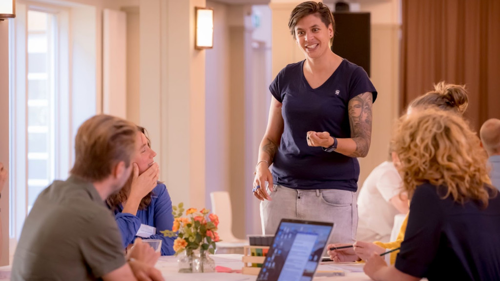 Foto: Annique Mossou (Bellingcat) als trainer bij Data als Kans 2021. Foto: Jorrit Lousberg