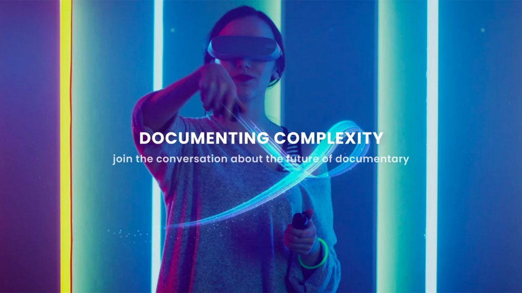 Vrouw met VR-bril en tekst Documenting complexity.