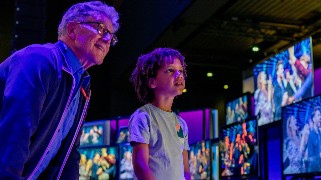 Bezoekers voor televisies