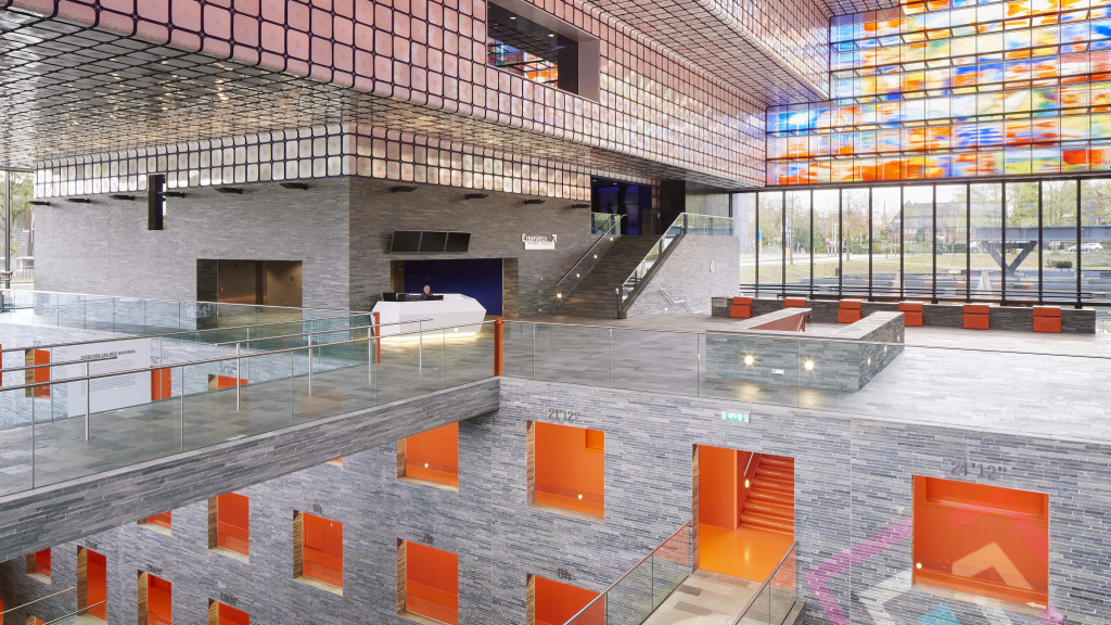 Atrium met uitkijk over depots