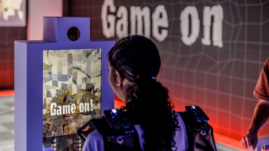 Een leerling op de gamevloer in het Mediamuseum in Hilversum
