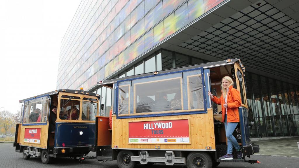 Het treintje van Hillywoodtours met rondleider, voor de ingang van Beeld & Geluid