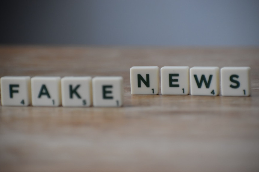 De woorden 'Fake News' staan op scrabble steentjes naast elkaar 