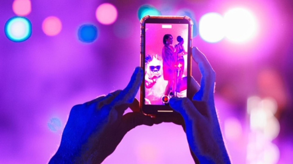 Handen die een telefoon bast hebben en een foto maken 