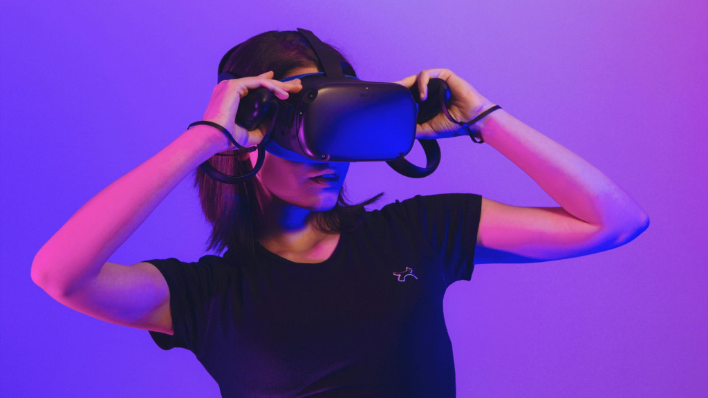 Vrouw met VR bril op een paarse achtergrond 