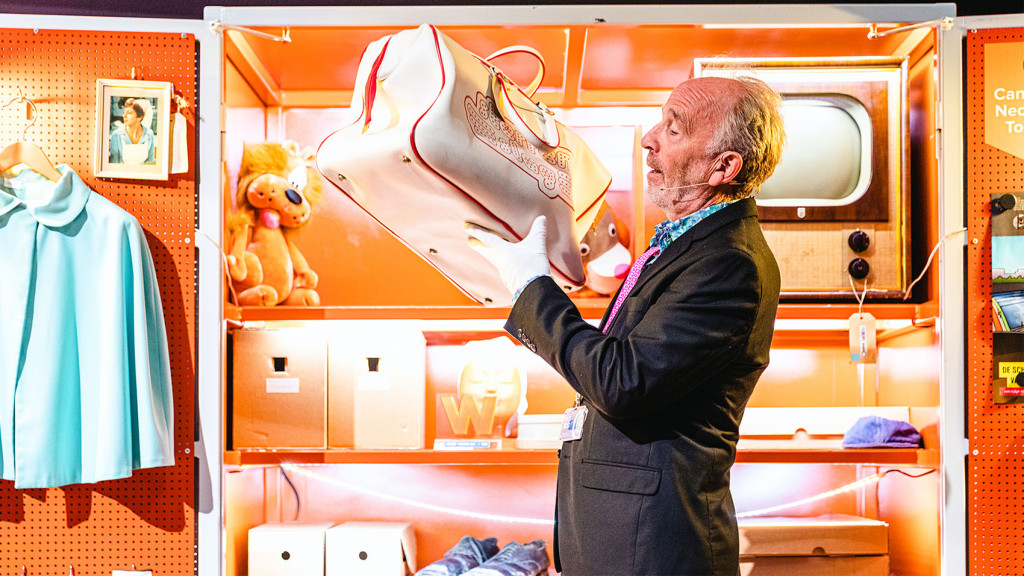 Museumdocent laat tas van Sterrenslag zien aan publiek