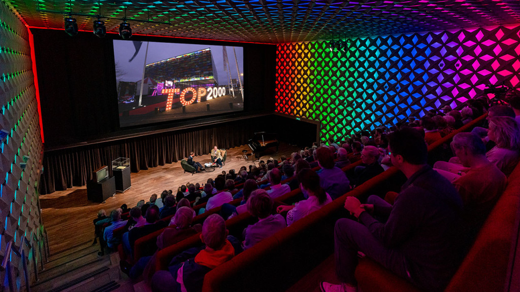 Een zaal die naar een programma kijkt over de top 2000