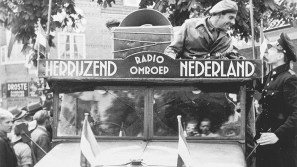 Radiowagen van Radio Herrijzend Nederland tussen het publiek