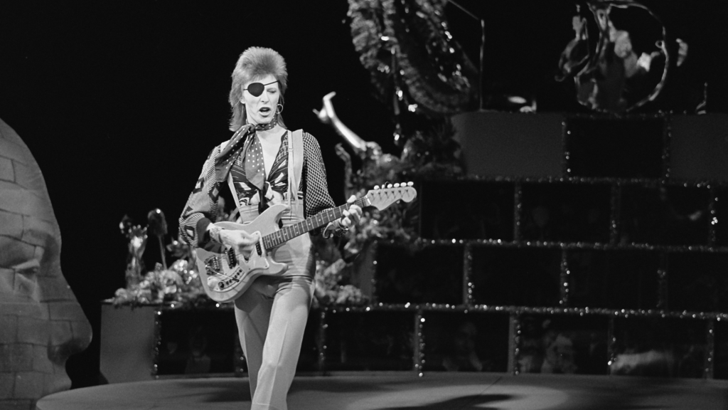 David Bowie als Ziggy Stardust in het televisieprogramma Toppop op 18 februari 1974