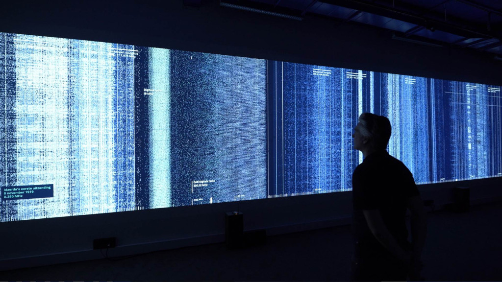 Persoon die voor een Immersive Experience staat in een ruimte 