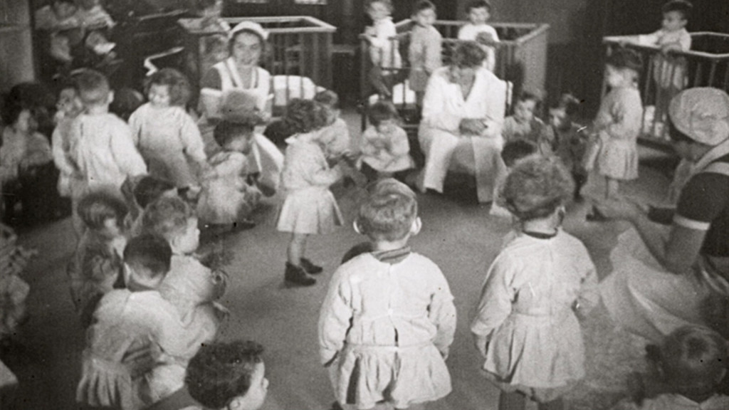 Zwartwit foto van creche met daarop onder andere Henriette Pimentel