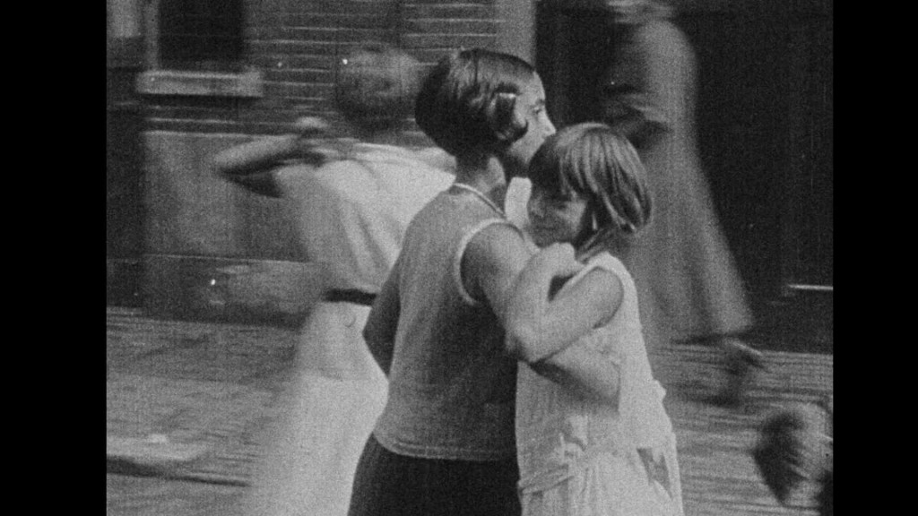 Zwart/wit foto van twee dansende meisjes