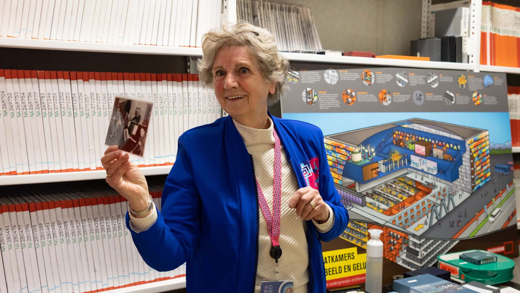 Irene van Dijk – te Dorsthorst met een oude foto in het archief van Beeld & Geluid.