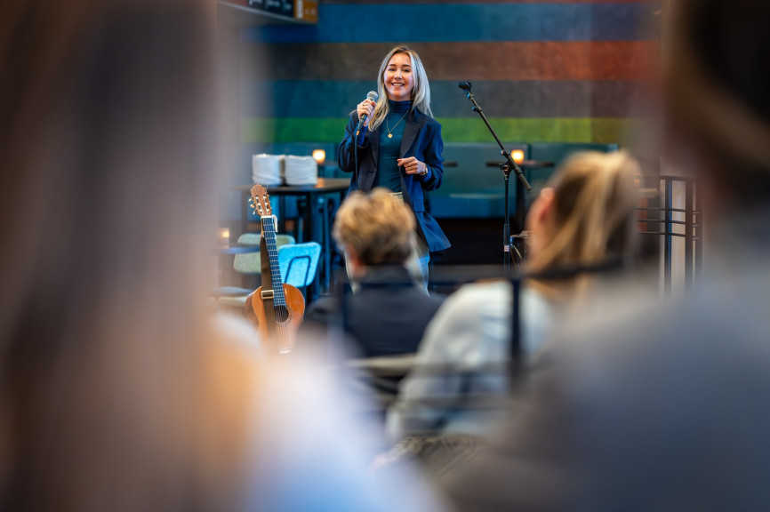 Foto van zakelijke event met band