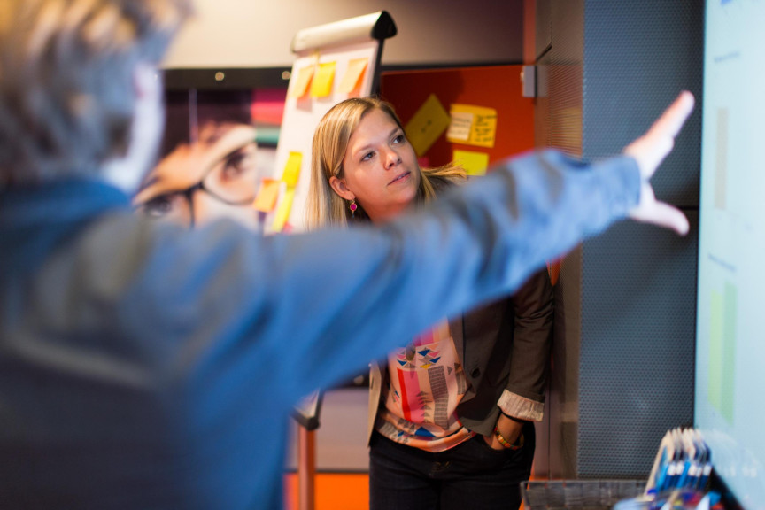 Twee mensen geven een presentatie