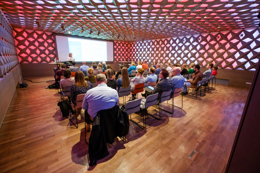 Een volle theaterzaal 2 bij een lezing