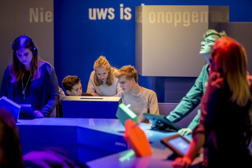 Leerlingen in de tentoonstelling Nieuws of Nonsens