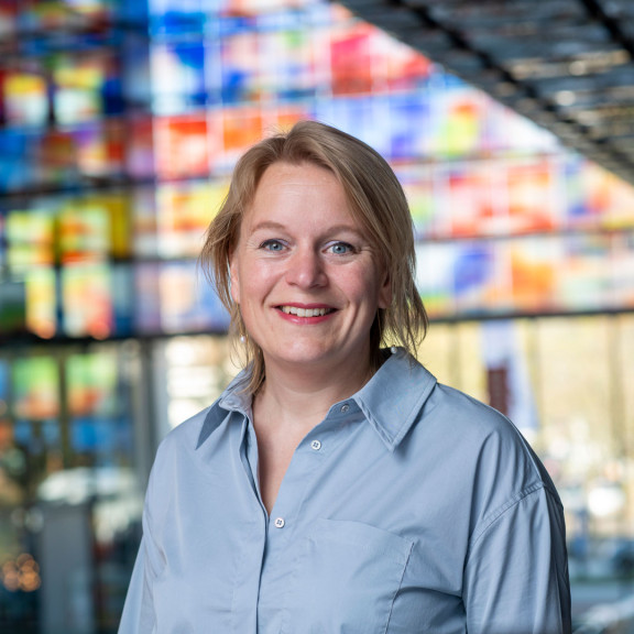 Julia Vytopil voor de gekleurde glazen ramen van Beeld & Geluid