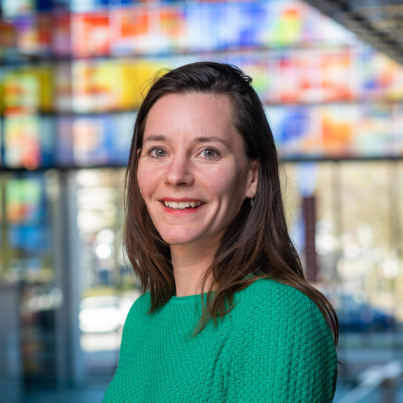 Valentine Kuypers voor de gekleurde ramen van Beeld & Geluid