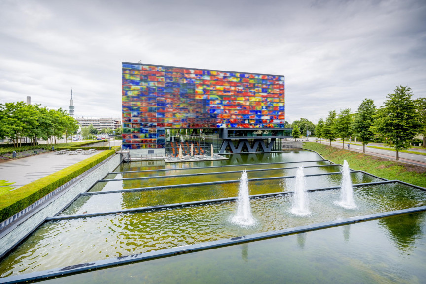 Kleurrijke gebouw Beeld & Geluid met vijver