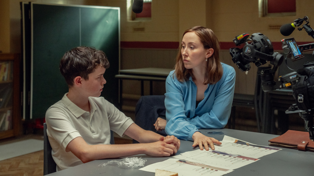 De protagonist uit de serie in gesprek met de psychologe