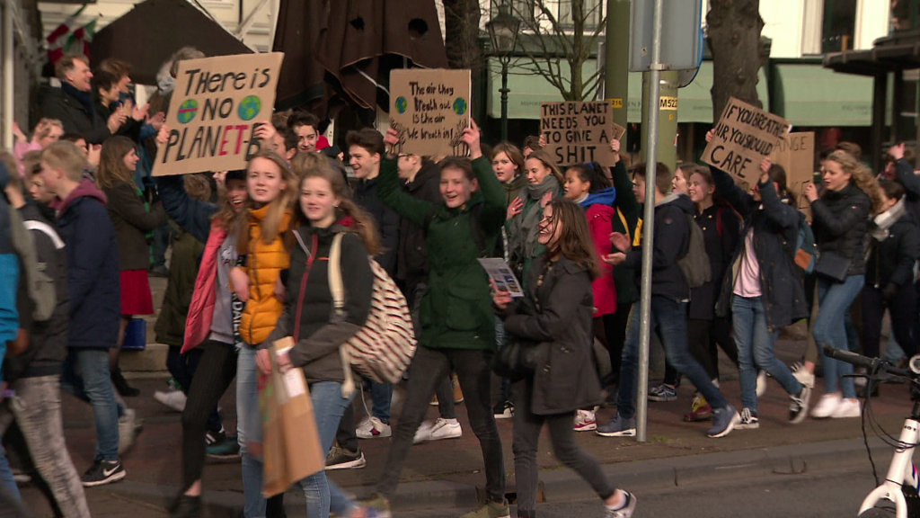Fragment uit NOS Jeugdjournaal van de klimaatmars