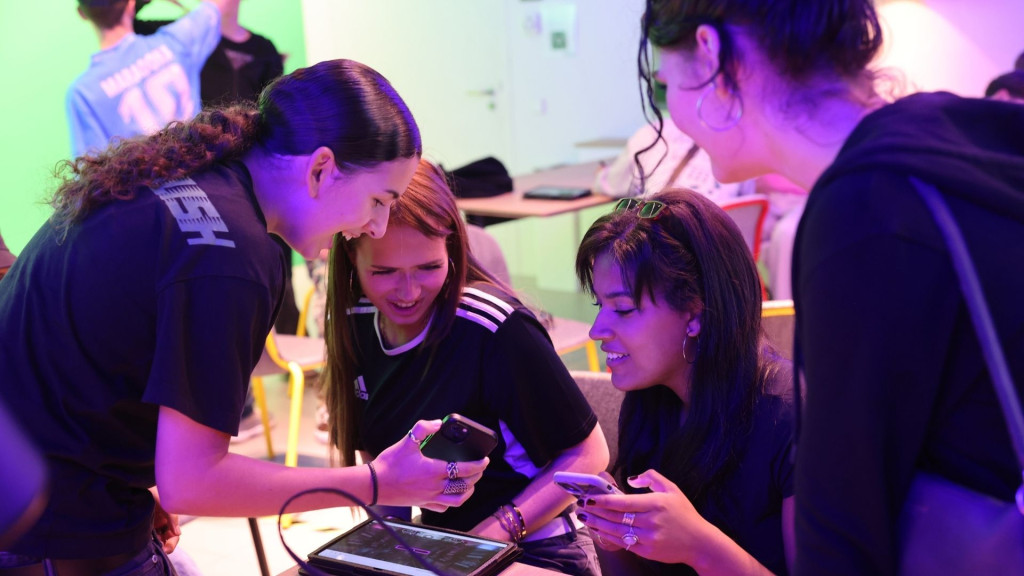 Vier mbo-studenten gaan enthousiast aan de slag tijdens de workshop Fake News
