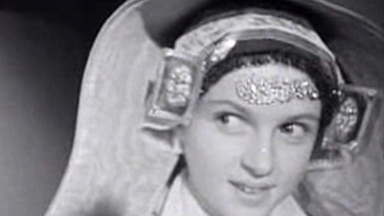 Vrouw in modeshow van traditionele klederdrachten