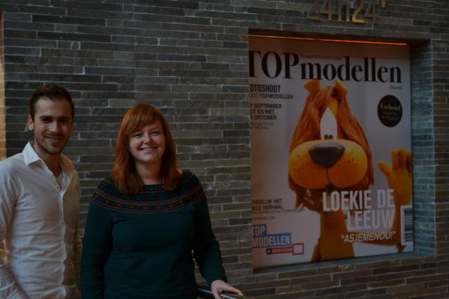 Jorrit en Maaike voor een poster van Loeki de Leeuw