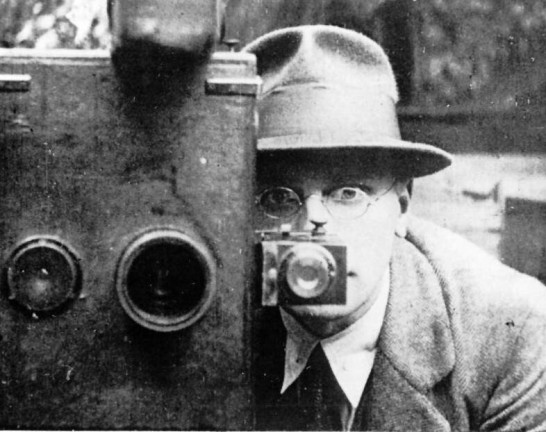 man achter oude camera