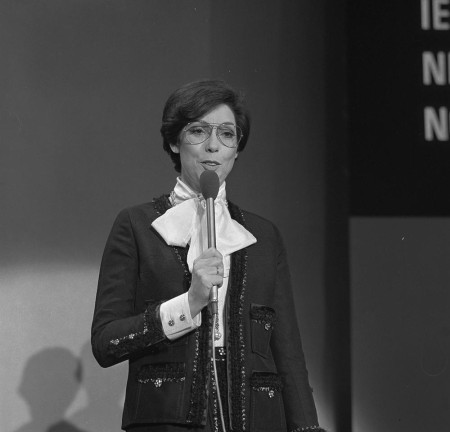 Corry Brokken presenteert het Eurovisie Songfestival in 1976 