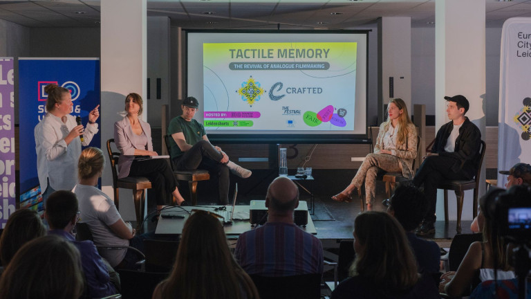 Van links naar rechts: Nienke van Schaverbeke (programmamanager Onderzoek & Erfgoed bij Beeld & Geluid), moderator Asli Özgen-Havekotte, Wytze Koppelman (curator bij Beeld & Geluid), Luciënne Venner (filmmaker) en Thanasis Trouboukis (filmmaker) tijdens het panelgesprek.